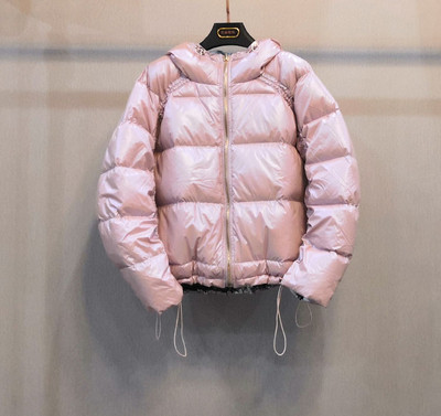 Rövid női kabát kapucnival és nyakkendővel