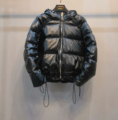 Rövid női kabát kapucnival és nyakkendővel