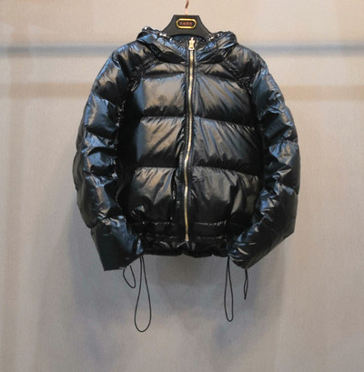 Rövid női kabát kapucnival és nyakkendővel