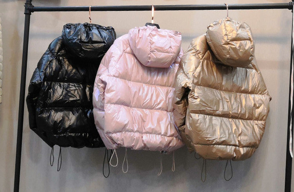 Rövid női kabát kapucnival és nyakkendővel