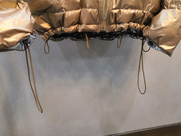 Rövid női kabát kapucnival és nyakkendővel