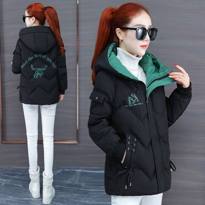 Rövid női téli kabát kapucnival és feliratokkal