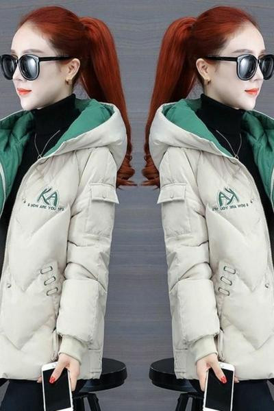 Rövid női téli kabát kapucnival és feliratokkal