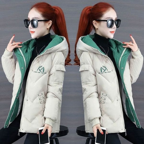 Rövid női téli kabát kapucnival és feliratokkal