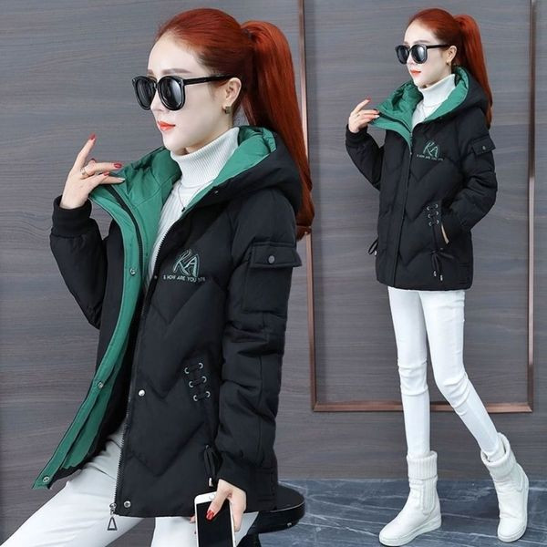 Rövid női téli kabát kapucnival és feliratokkal