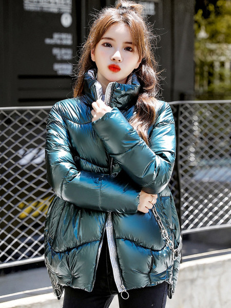 Aszimmetrikus modell női kabát magas gallérral és cipzárral