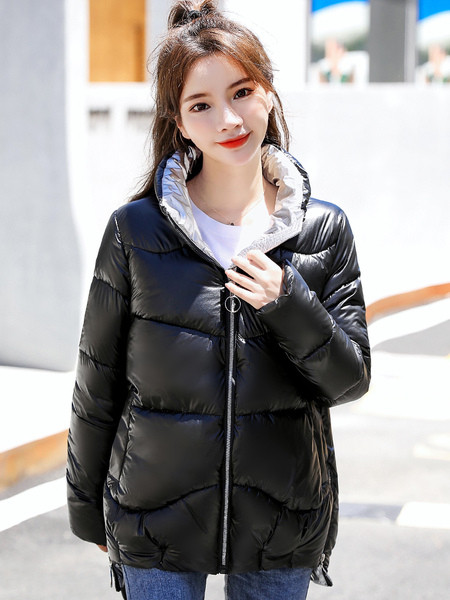 Aszimmetrikus modell női kabát magas gallérral és cipzárral