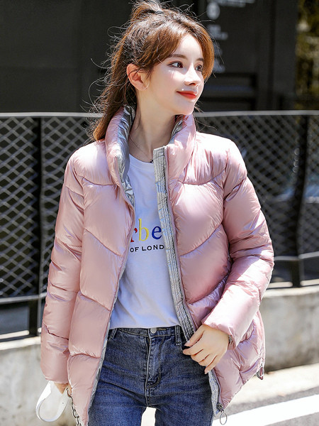 Aszimmetrikus modell női kabát magas gallérral és cipzárral