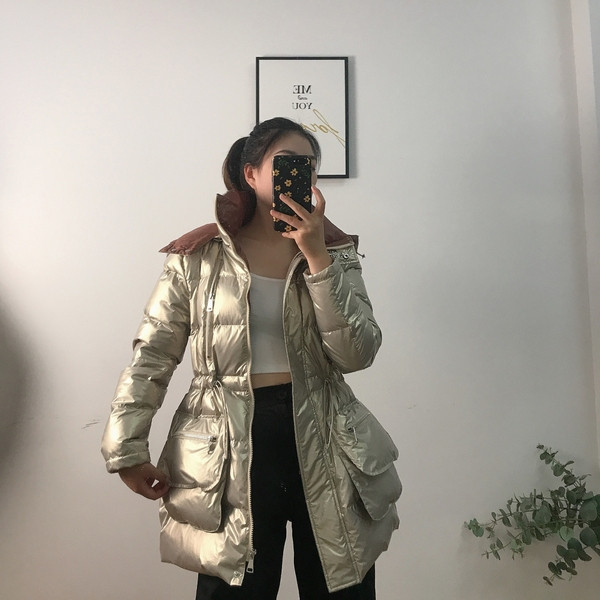 Μοντέρνο γυναικείο μπουφάν με μεσαίο μήκος και κουκούλα