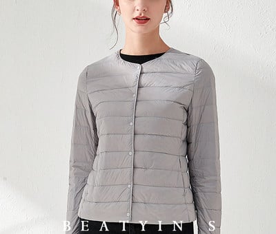 Rövid női kabát kerek nyakkivágással és gombokkal