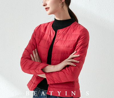 Rövid női kabát kerek nyakkivágással és gombokkal