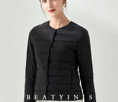 Rövid női kabát kerek nyakkivágással és gombokkal