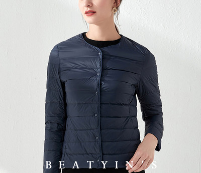 Rövid női kabát kerek nyakkivágással és gombokkal