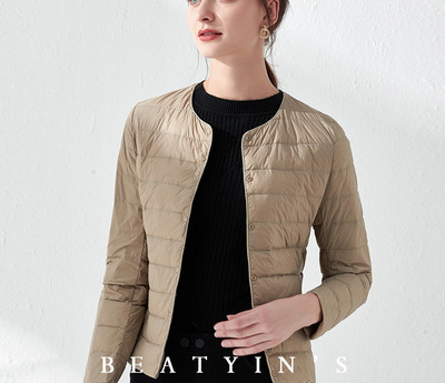 Rövid női kabát kerek nyakkivágással és gombokkal