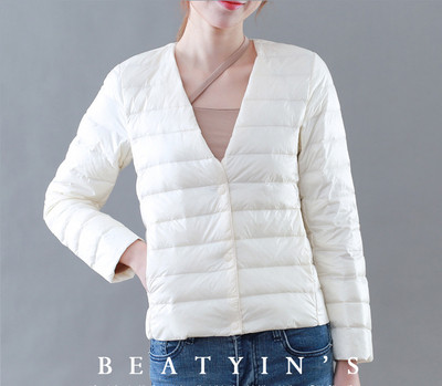 Rövid női kabát kerek nyakkivágással és gombokkal