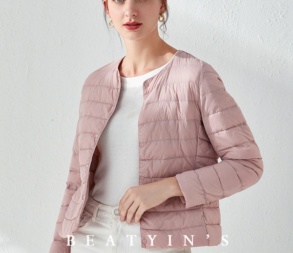 Rövid női kabát kerek nyakkivágással és gombokkal