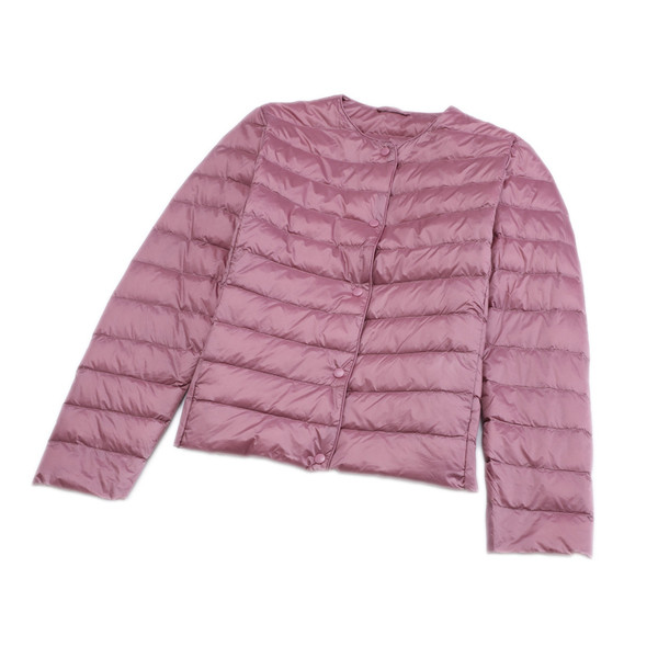 Rövid női kabát kerek nyakkivágással és gombokkal