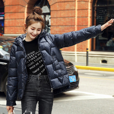 Κοντό χειμερινό μπουφάν με φερμουάρ και κουκούλα