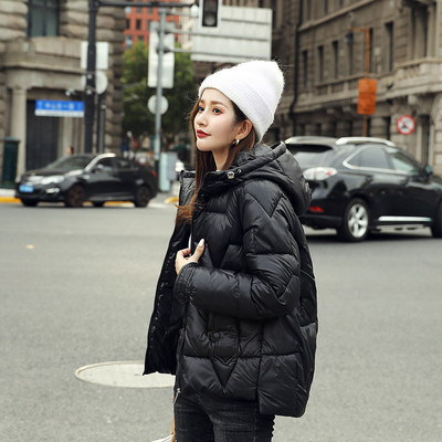 Κοντό χειμερινό μπουφάν με φερμουάρ και κουκούλα