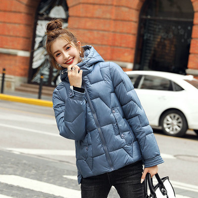 Κοντό χειμερινό μπουφάν με φερμουάρ και κουκούλα