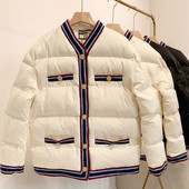 Īsa sieviešu rudens jaka ar pogām un špica kakla izgriezumu