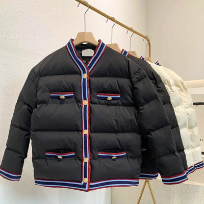 Īsa sieviešu rudens jaka ar pogām un špica kakla izgriezumu