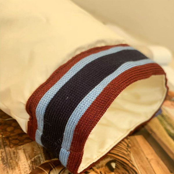 Īsa sieviešu rudens jaka ar pogām un špica kakla izgriezumu