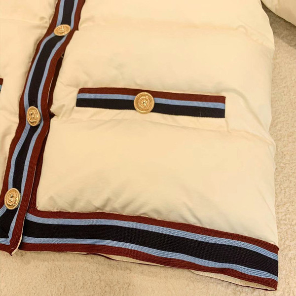 Īsa sieviešu rudens jaka ar pogām un špica kakla izgriezumu