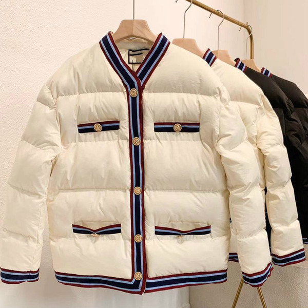 Īsa sieviešu rudens jaka ar pogām un špica kakla izgriezumu