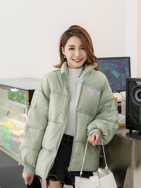 Női téli kabát nyakkendővel sima modell