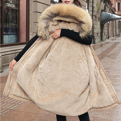 Μοντέρνο γυναικείο μπουφάν με κουκούλα κατάλληλο για το χειμώνα