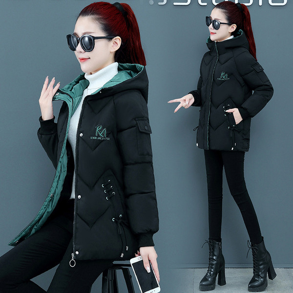 Naiste lühike talv kapuutsiga ilma udusulgedeta - keskmise pikkusega