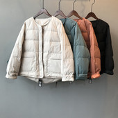 Κοντό γυναικείο μπουφάν με οβάλ λαιμόκοψη και τσέπες