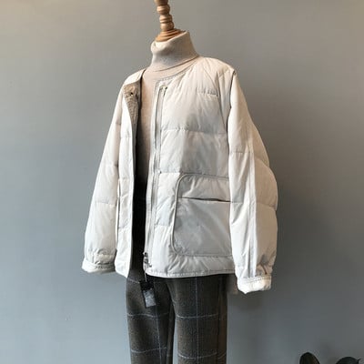 Κοντό γυναικείο μπουφάν με οβάλ λαιμόκοψη και τσέπες