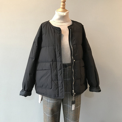 Κοντό γυναικείο μπουφάν με οβάλ λαιμόκοψη και τσέπες