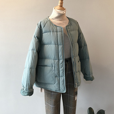 Κοντό γυναικείο μπουφάν με οβάλ λαιμόκοψη και τσέπες