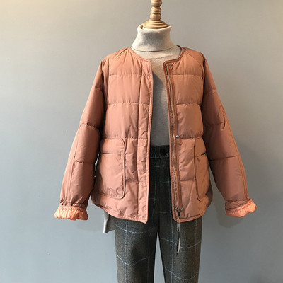 Κοντό γυναικείο μπουφάν με οβάλ λαιμόκοψη και τσέπες