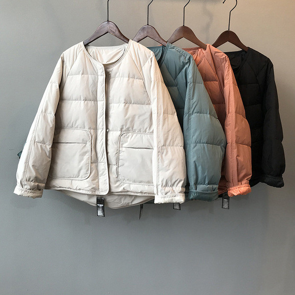 Κοντό γυναικείο μπουφάν με οβάλ λαιμόκοψη και τσέπες