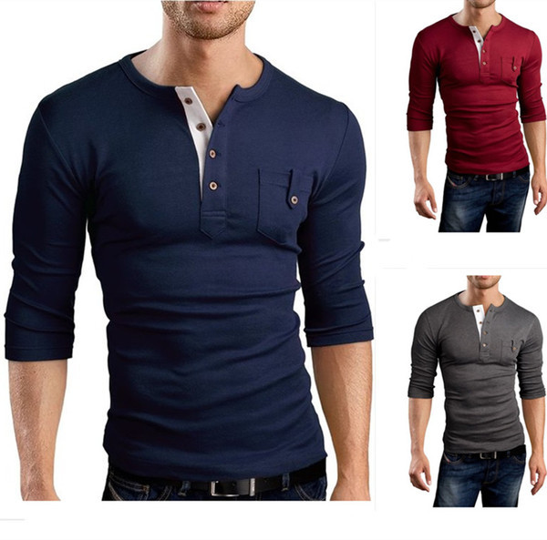 Moderna vīriešu blūze ar pogām un ovālu kakla izgriezumu