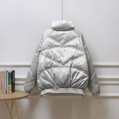 Fényes női kabát magas gallérral és cipzárral