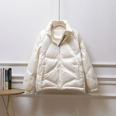 Fényes női kabát magas gallérral és cipzárral