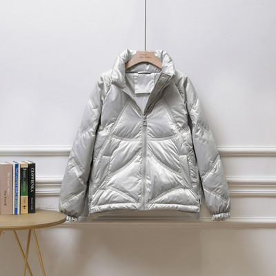 Fényes női kabát magas gallérral és cipzárral