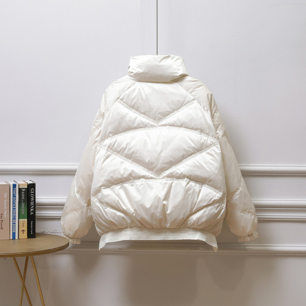 Fényes női kabát magas gallérral és cipzárral