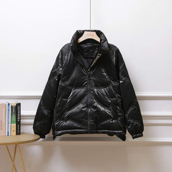 Fényes női kabát magas gallérral és cipzárral