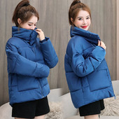 Modern női kabát zsebekkel és magas gallérral