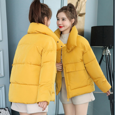 Modern női kabát zsebekkel és magas gallérral