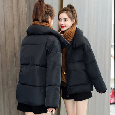 Modern női kabát zsebekkel és magas gallérral