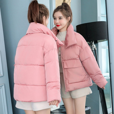 Modern női kabát zsebekkel és magas gallérral