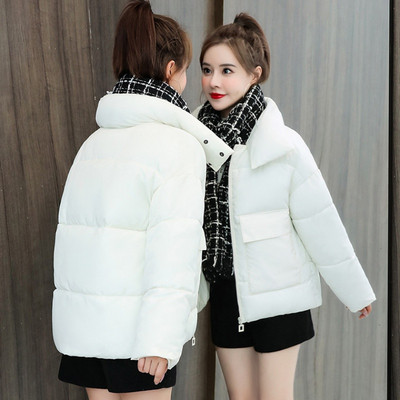 Modern női kabát zsebekkel és magas gallérral