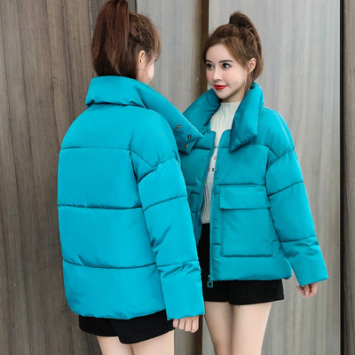 Modern női kabát zsebekkel és magas gallérral